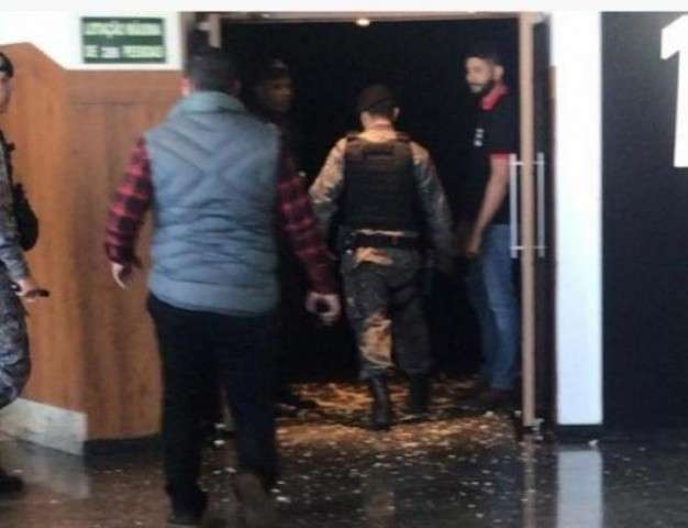 PM que matou homem em sala de cinema &eacute; levado para Pres&iacute;dio Militar