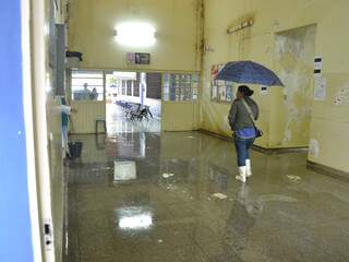 Por conta das goteira, mulher se protege com guarda-chuva dentro do posto de saúde. (Fotos: Minamar Júnior). (Foto: Minamar Júnior)