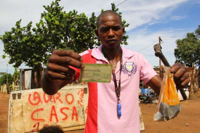 No segundo dia de mudan&ccedil;a, fam&iacute;lias come&ccedil;am resistir &agrave; remo&ccedil;&atilde;o de favela