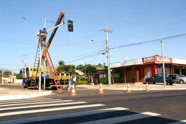 Agetran coloca sem&aacute;foro em v&aacute;rios cruzamentos da avenida das Bandeiras 