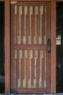 Porta de madeira, com detalhes em mármore. (Fotos: Fernando Antunes)