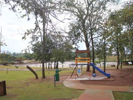 Em dia chuvoso, recuperação de lago do Parque das Nações Indígenas tem pausa