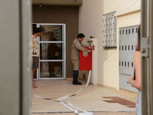 Fogo em colch&atilde;o mobiliza tr&ecirc;s viaturas dos Bombeiros e assusta moradores 