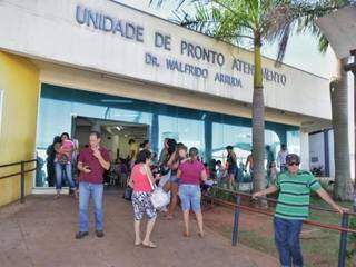 Pacientes na frente da UPA (Unidade de Pronto Atendimento) do Coronel Antonino. (Foto: Fernando Antunes/Arquivo).
