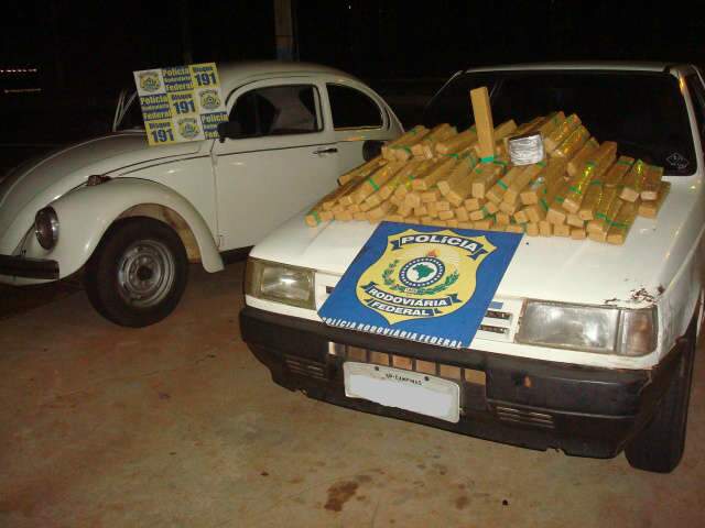  Em Tr&ecirc;s Lagoas, traficante abandona Fusca com 69,7 quilos de maconha