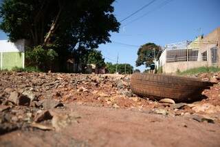 Não é qualquer via de terra, muitas pedras grandes, entulhos, pneus, entre outros restos compõe a rua  (Foto: Marcos Ermínio)