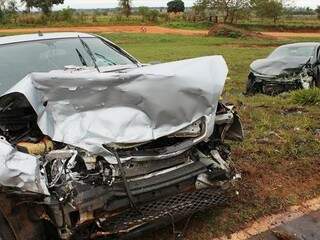 Os carros ficaram com a parte da frente totalmente destruída após o acidente. (Foto: Ivinotícias)