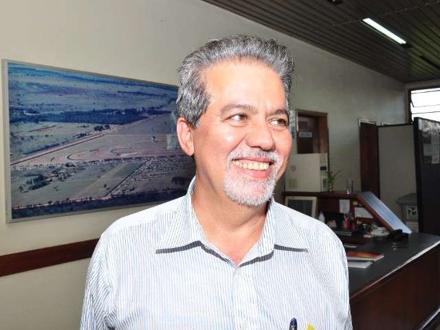 Alcides Bernal faz segunda reuni&atilde;o do dia com secret&aacute;rios