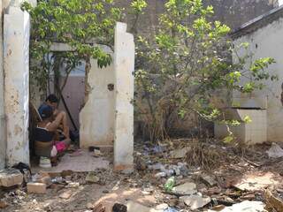 Casa abandonada vira refúgio a jovens que procuram nas drogas uma solução para os problemas. (Foto: Elverson Cardozo)