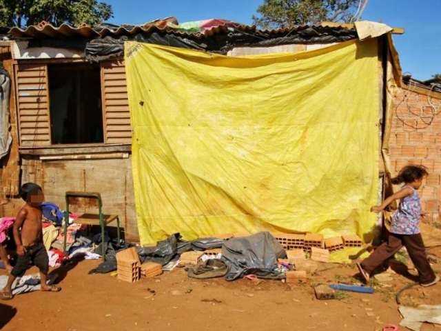 Na favela, moradores apelam &agrave; fogueira e lona para enfrentar o frio