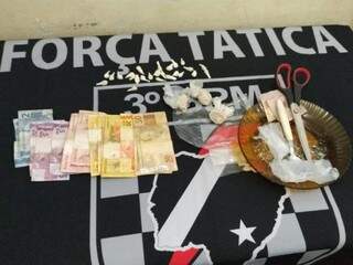 Dinheiros e porções de droga apreendidos com o suspeito. (Foto: Adilson Domingos) 