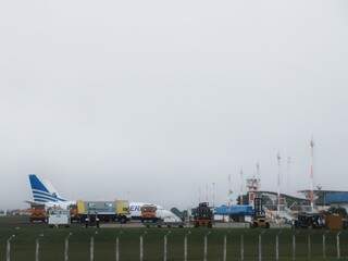 Neblina que encobriu o céu da Capital na segunda-feira fez aeronaves ficarem paradas na pista do aeroporto esperando para decolar (Foto: Henrique Kawaminami/Arquivo)