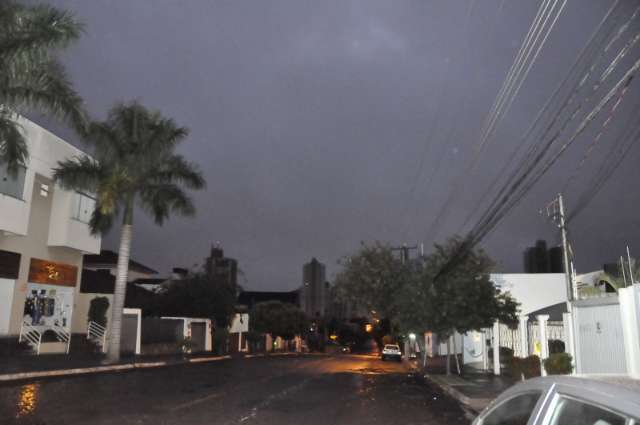 Dia amanhece com c&eacute;u fechado e chuva fina em regi&otilde;es da Capital