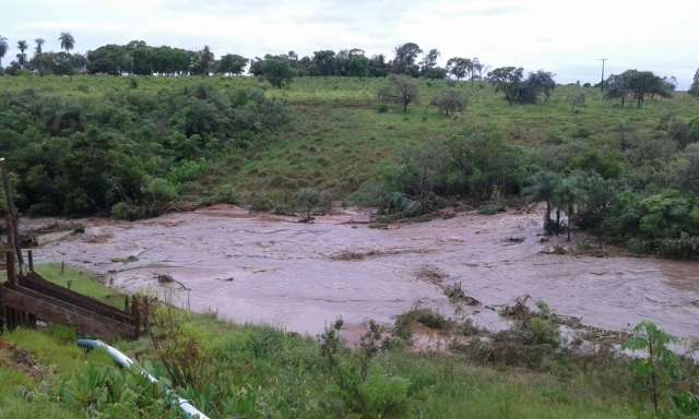 Chuva leva lama e sujeira a c&oacute;rrego e fornecimento de &aacute;gua &eacute; suspenso