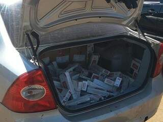 Pacotes estavam espalhados sobre os bancos e porta-malas do veículo. (Foto: Divulgação/DOF) 