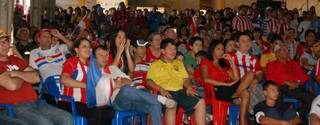 Torcedores do Paraguai comparecem a associação para assistir a final da Copa América (Foto: Simão Nogueira)