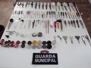 Mais de 70 facas, além de tesouras e dichavadores foram apreendidos pela Guarda Municipal (Foto: Divulgação)