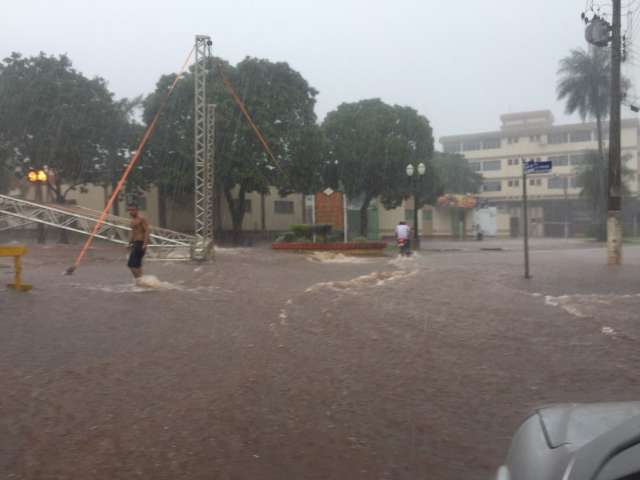 Chuva de 90 mil&iacute;metros em 40 minutos, aumenta cratera e provoca novos estragos