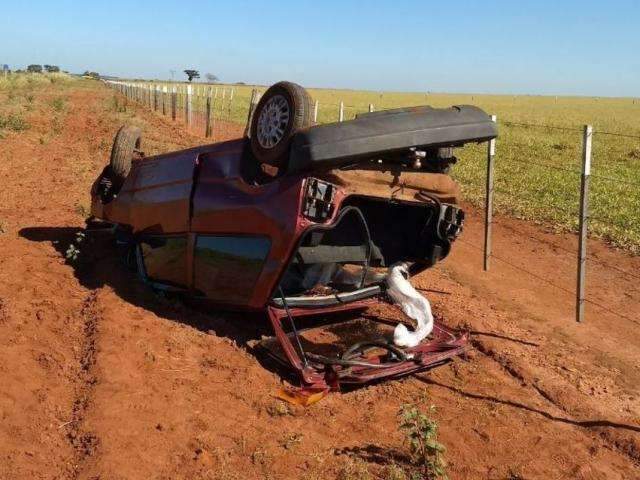 Carro capota ap&oacute;s condutor perder controle da dire&ccedil;&atilde;o na MS-276 