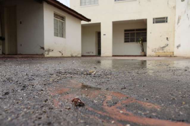 Com forte chuva, esgoto transborda e traz insetos e fezes a im&oacute;vel no centro