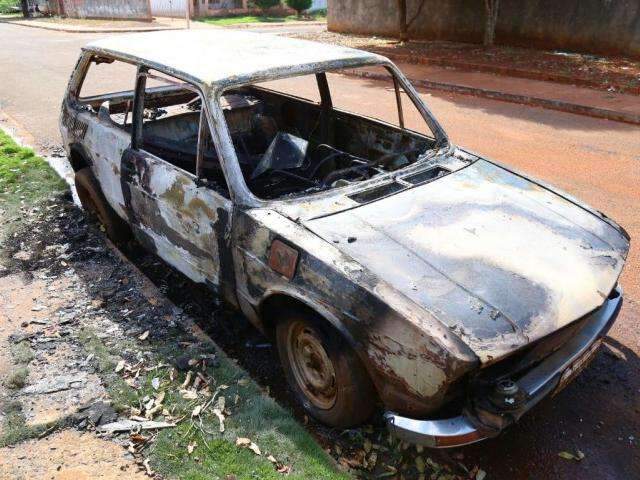 Bras&iacute;lia estacionada em rua pega fogo e explos&atilde;o assusta moradores