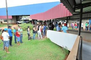 Douradenses fazem fila na sede da prefeitura para fazer inscrição para casas populares (Foto: Divulgação/A. Frota)