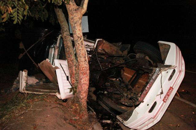  Motorista fica ferido ao bater em &aacute;rvore e tombar na BR-163, em Rio Verde