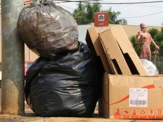 Lixo pronto para ser recolhido em Campo Grande (Foto: arquivo)