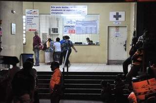 Já na entrada do posto de saúde, haviam pessoas na escadaria aguardando o atendimento (Foto: João Garrigó)