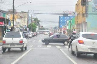 Trânsito no Centro flui normalmente depois dos semáforos intermitentes hoje pela manhã. (Foto: João Garrigó)