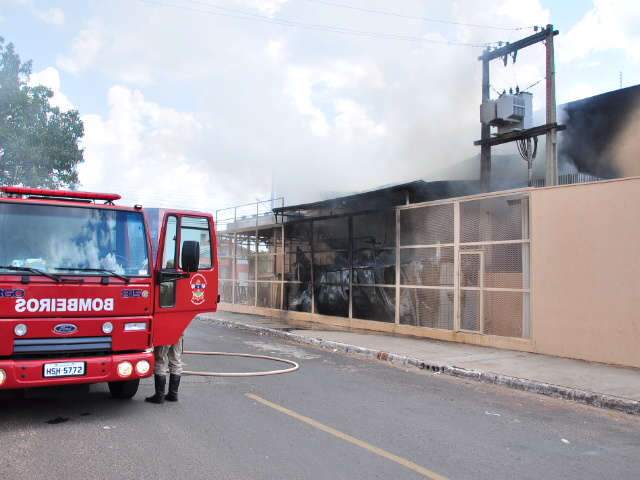  Bombeiros s&atilde;o chamados para apagar fogo em supermercado da Rui Barbosa