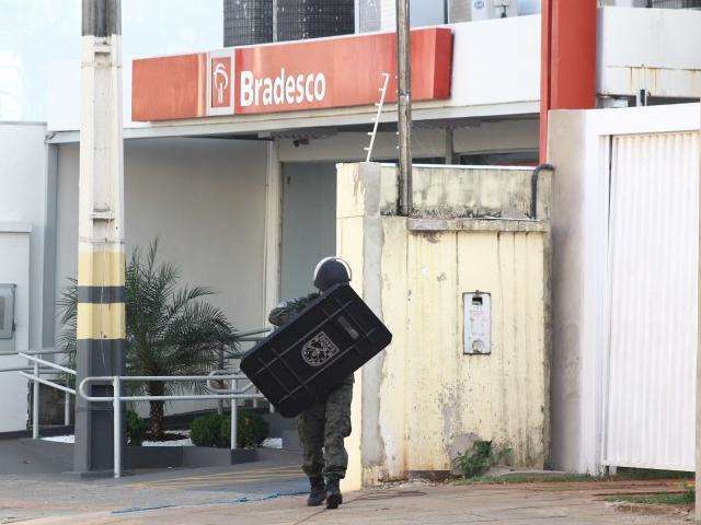 C&acirc;meras podem identificar bandidos que colocaram bomba em caixa