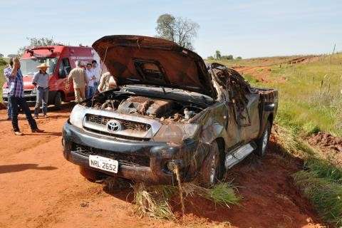 Estudante perde controle de carro, capota, cai em represa e morre em Navira&iacute;