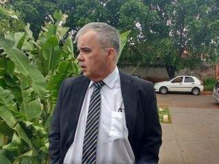 Edgar Gomes, advogado de um dos irmãos em frente a delegacia. (Foto: Adriano Fernandes)