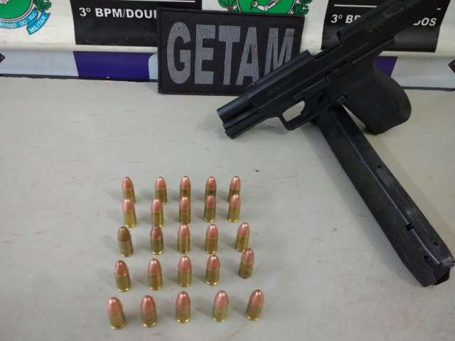Homem &eacute; preso com arma de uso restrito em a&ccedil;&atilde;o envolvendo c&atilde;es farejadores