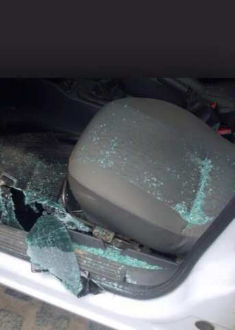Em plena luz do dia jovem tem vidro do carro quebrado e bolsa roubada