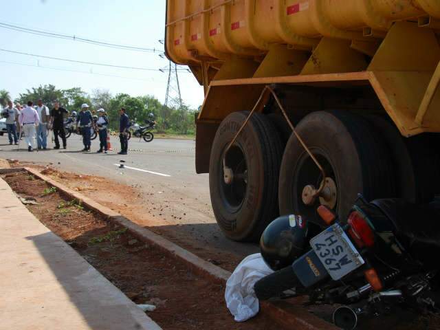 Motociclista morre em acidente com caminh&atilde;o ca&ccedil;amba no bairro Uni&atilde;o