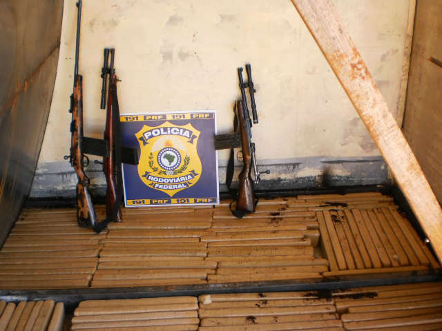  Motorista &eacute; pego com meia tonelada de maconha, fuzis e muni&ccedil;&otilde;es