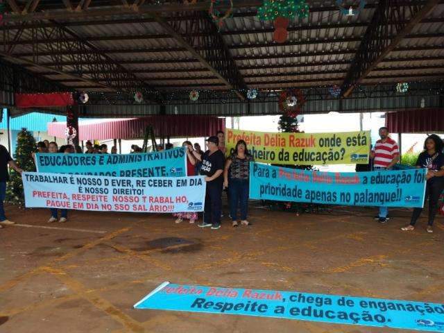 Contra atrasos, professores fazem greve de 1 dia e protestam na prefeitura