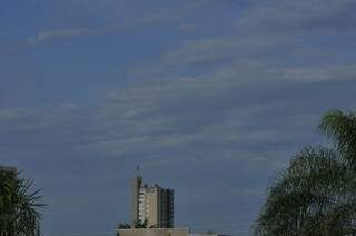 Dia amanheceu com céu entre nuvens em Campo Grande. (Foto: Alcides Neto) 