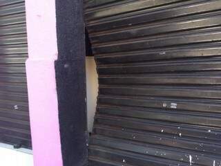 Porta da loja foi arrombada pelos bandidos (Foto: Arquivo pessoal)