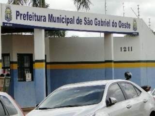 Fachada da Prefeitura Municipal de São Gabriel do Oeste (Foto: Idest, JWC)