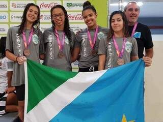 Meninas e técnico de MS no pódio da competição nacional (Foto: Divulgação)