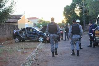 Policiais do Batalhão de Choque saíram em busca do motorista, que fugiu a pé (Foto: Marina Pacheco)
