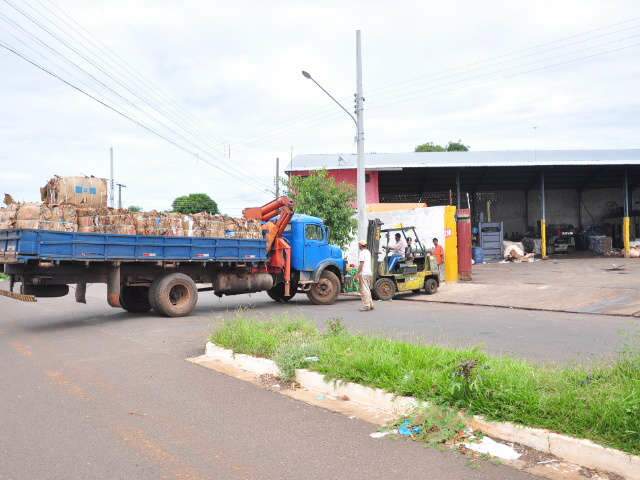  Saco com materiais de reciclagem cai sobre trabalhador que descarregava caminh&atilde;o