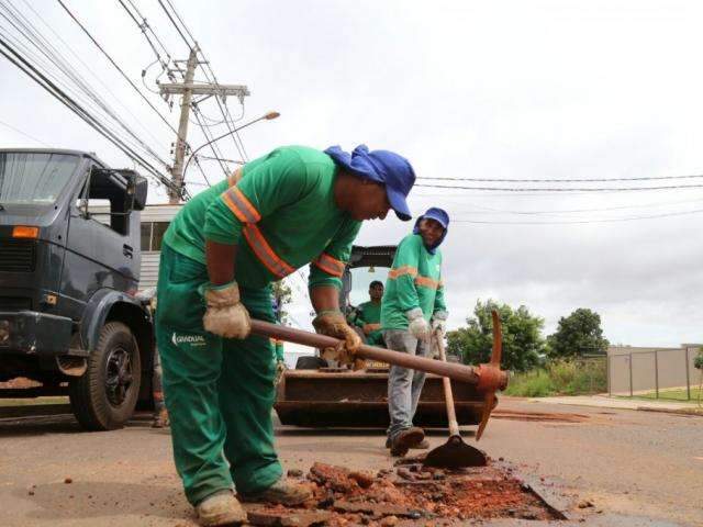 Servi&ccedil;o de tapa-buraco come&ccedil;a 2018 com 23 equipes nas ruas