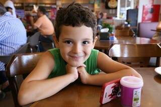 Aos 6 anos, Gabriel distribui gentileza por onde passa (Foto: Kísie Ainoã)