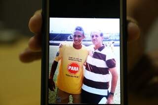 Como bom santista, Alberto guarda no celular foto com o Neymar, depois da partida Santos e Naviraí. 