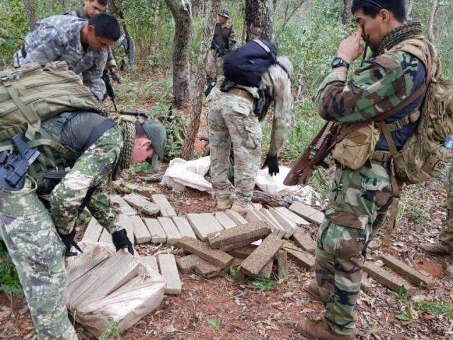 A&ccedil;&atilde;o na fronteira prende 2 e descobre 4.200 kg de maconha em mata