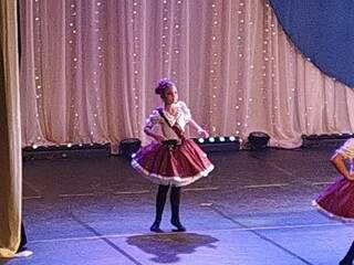 No palco a pequena dançou também a coreografia da Escócia. (Foto: Arquivo Pessoal)